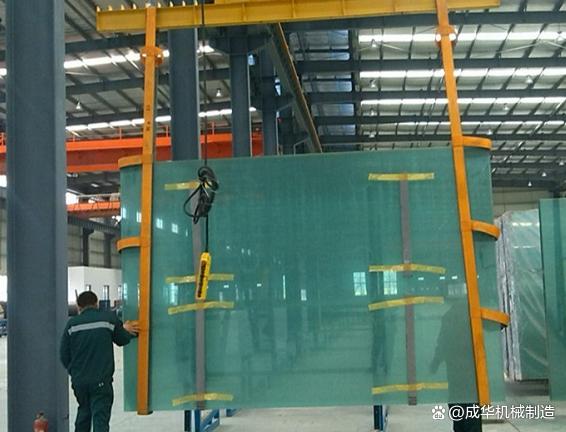 关于玻璃厂玻璃的吊装曾一度陷入两难的境地